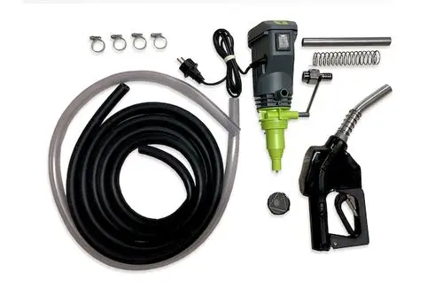 Roth Diesel-Tankanlage mit Elektro-Pumpe, bestehend aus Pumpe, Schlauch, Tankfüllpistole und Zubehörteilen, auf weißem Hintergrund abgebildet.
